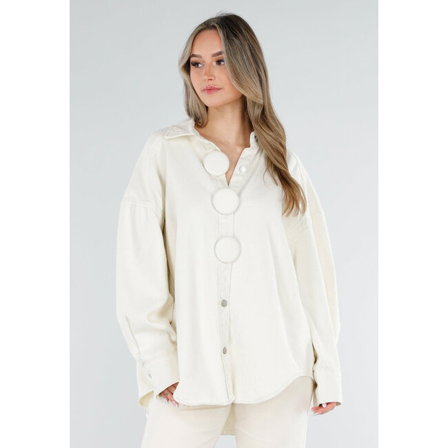 Cremefarbene Jeansbluse mit übergroßen Knöpfen und langen Ärmeln