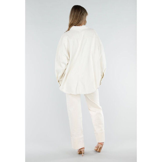 Cremefarbene Jeansbluse mit übergroßen Knöpfen und langen Ärmeln