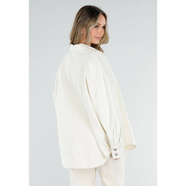 Cremefarbene Jeansbluse mit übergroßen Knöpfen und langen Ärmeln