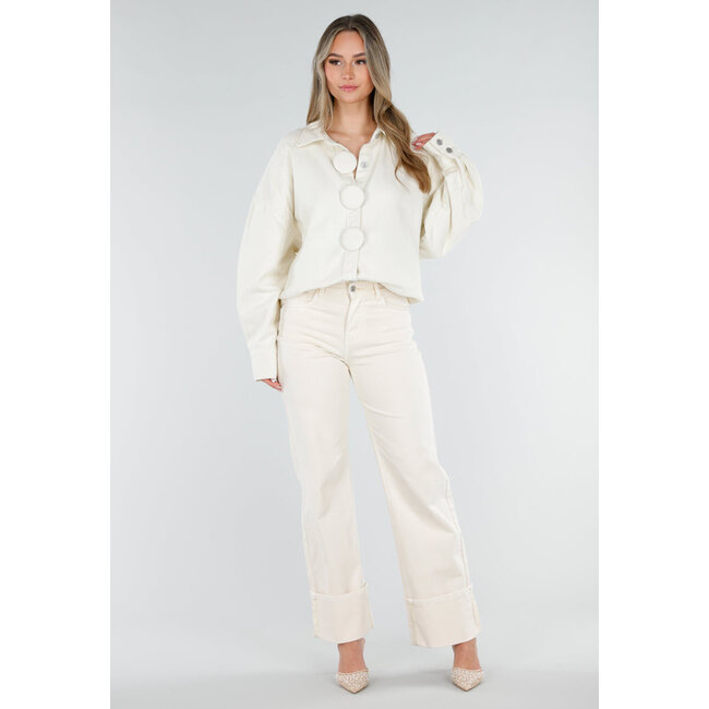 Cremefarbene Jeansbluse mit übergroßen Knöpfen und langen Ärmeln