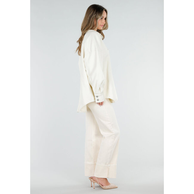 Cremefarbene Jeansbluse mit übergroßen Knöpfen und langen Ärmeln