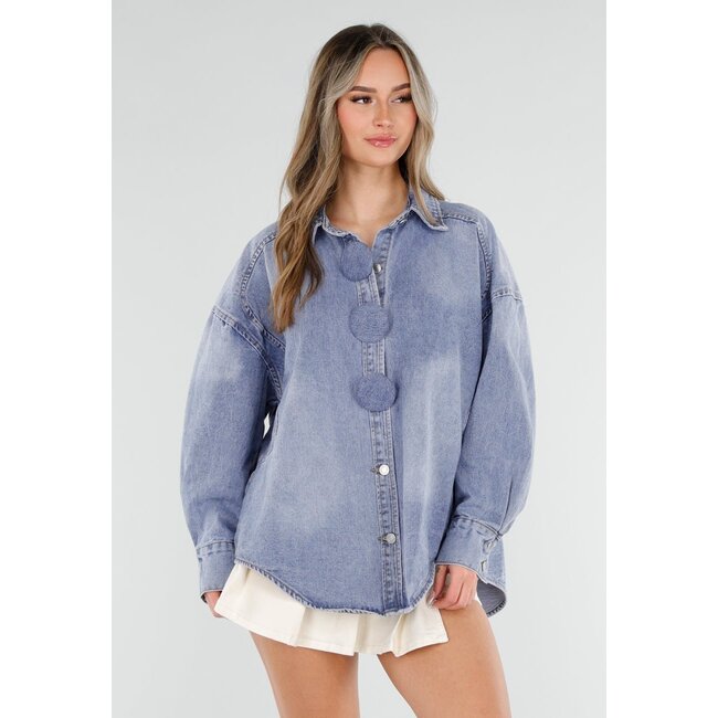 Blaue Jeansbluse mit übergroßen Knöpfen und langen Ärmeln