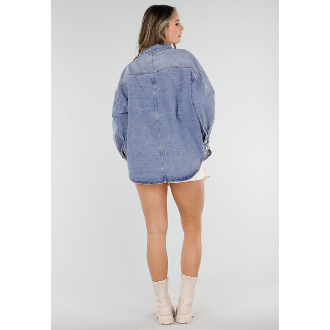 Blaue Jeansbluse mit übergroßen Knöpfen und langen Ärmeln