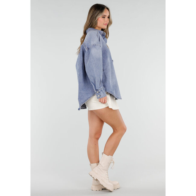 Blaue Jeansbluse mit übergroßen Knöpfen und langen Ärmeln