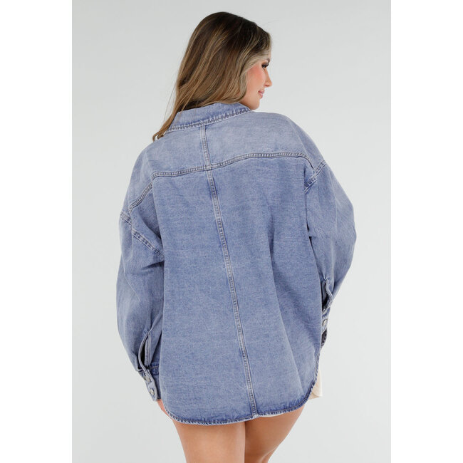 Blaue Jeansbluse mit übergroßen Knöpfen und langen Ärmeln