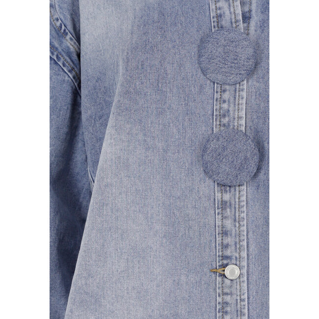 Blaue Jeansbluse mit übergroßen Knöpfen und langen Ärmeln