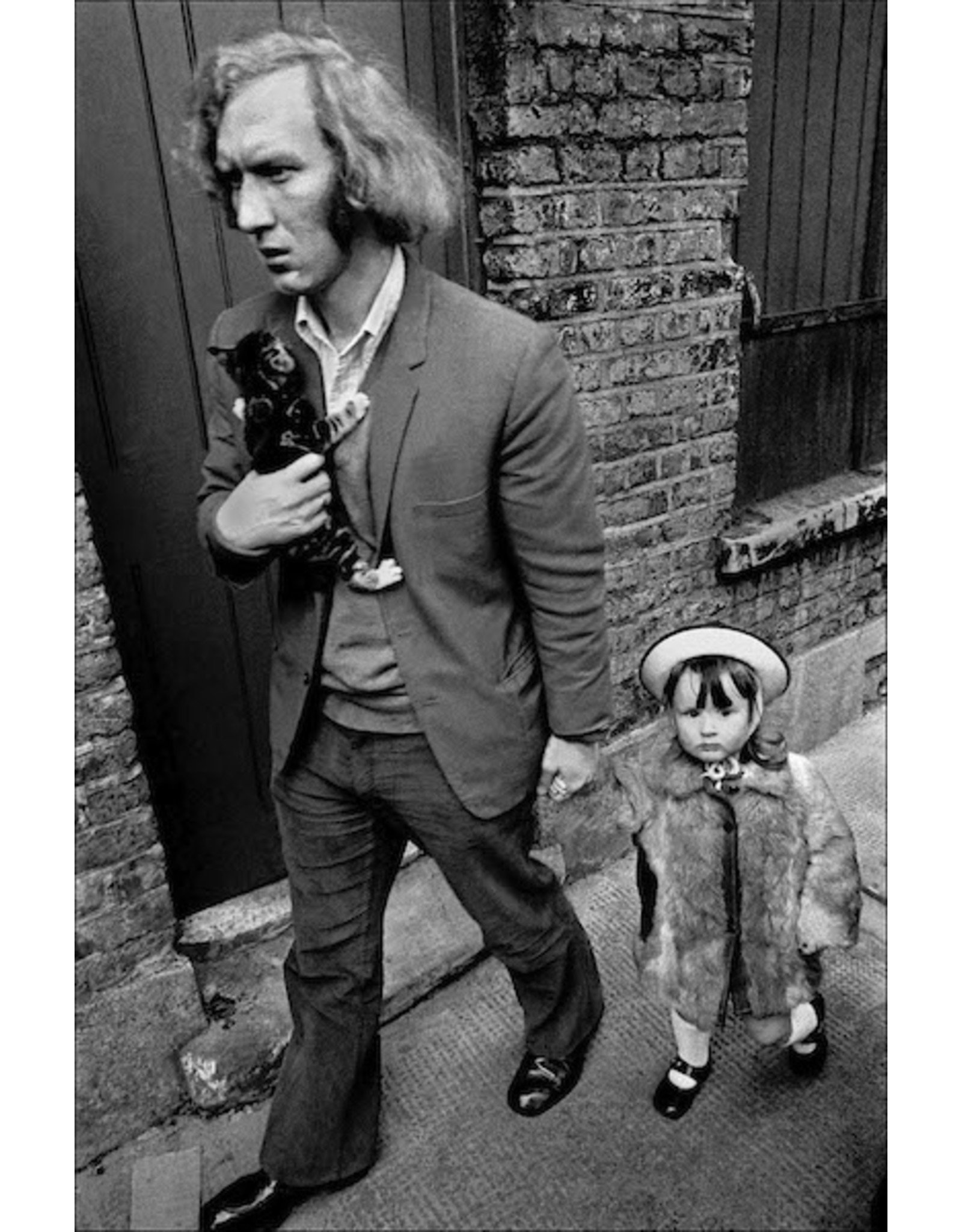 Ian Berry Man with His Daughter and Kitten, Whitechapel, London. Ian Berry (8)