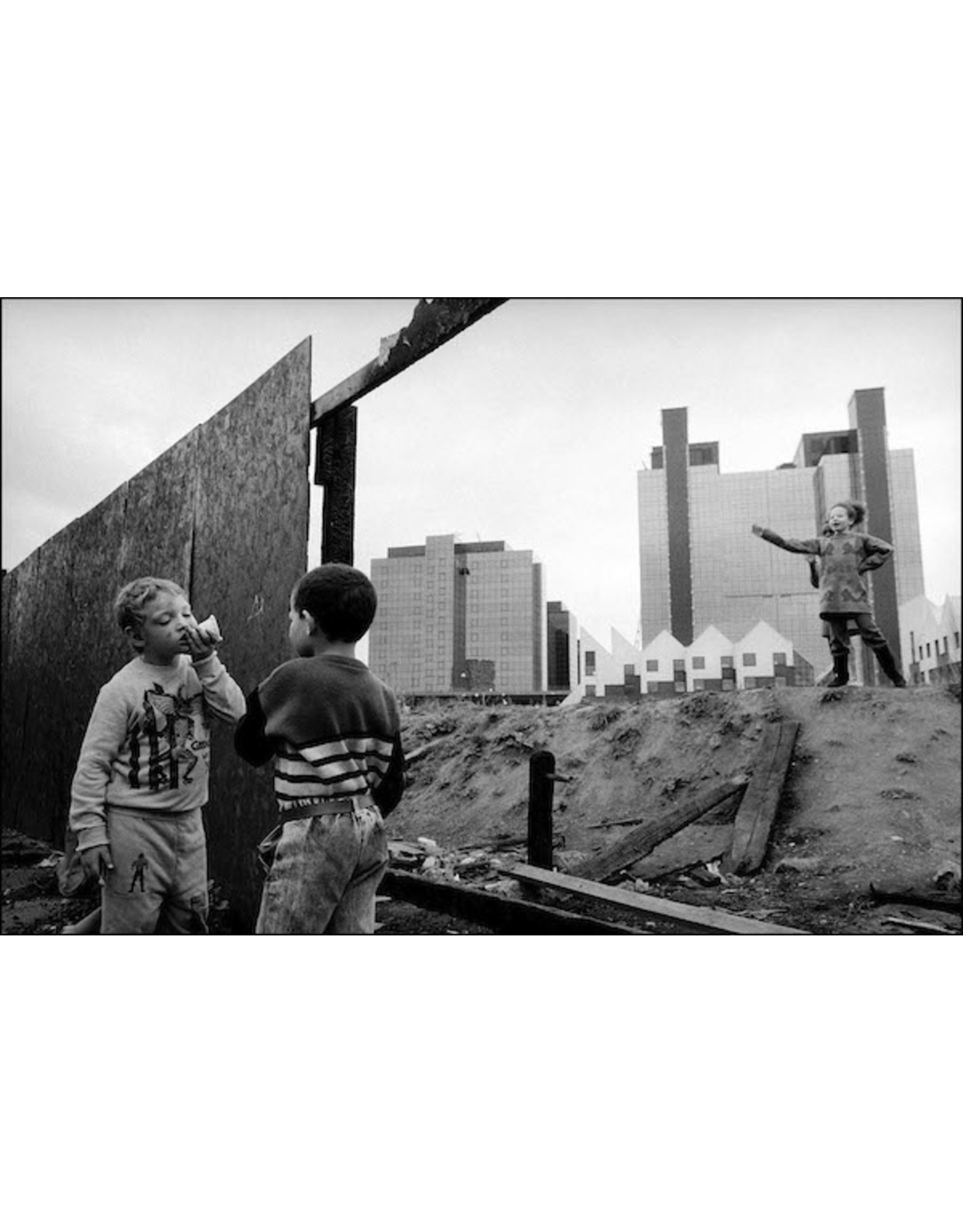 Ian Berry Children Playing on Deserted Ground, Docklands, London. Ian Berry (24)