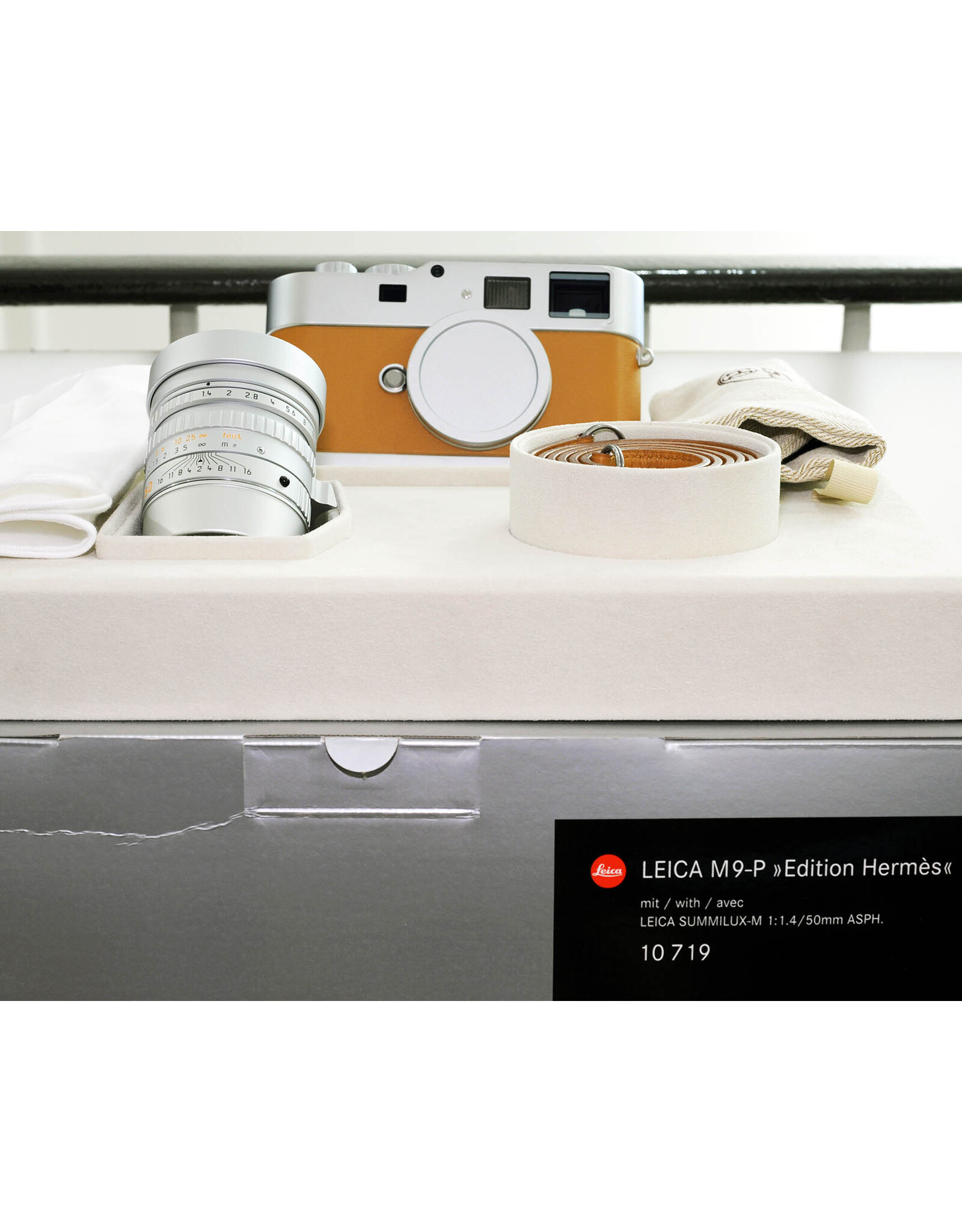 Leica Leica "Hermes Edition" M9-P with 50mm f1.4 Summilux-M ASPH Silver    ALC157101