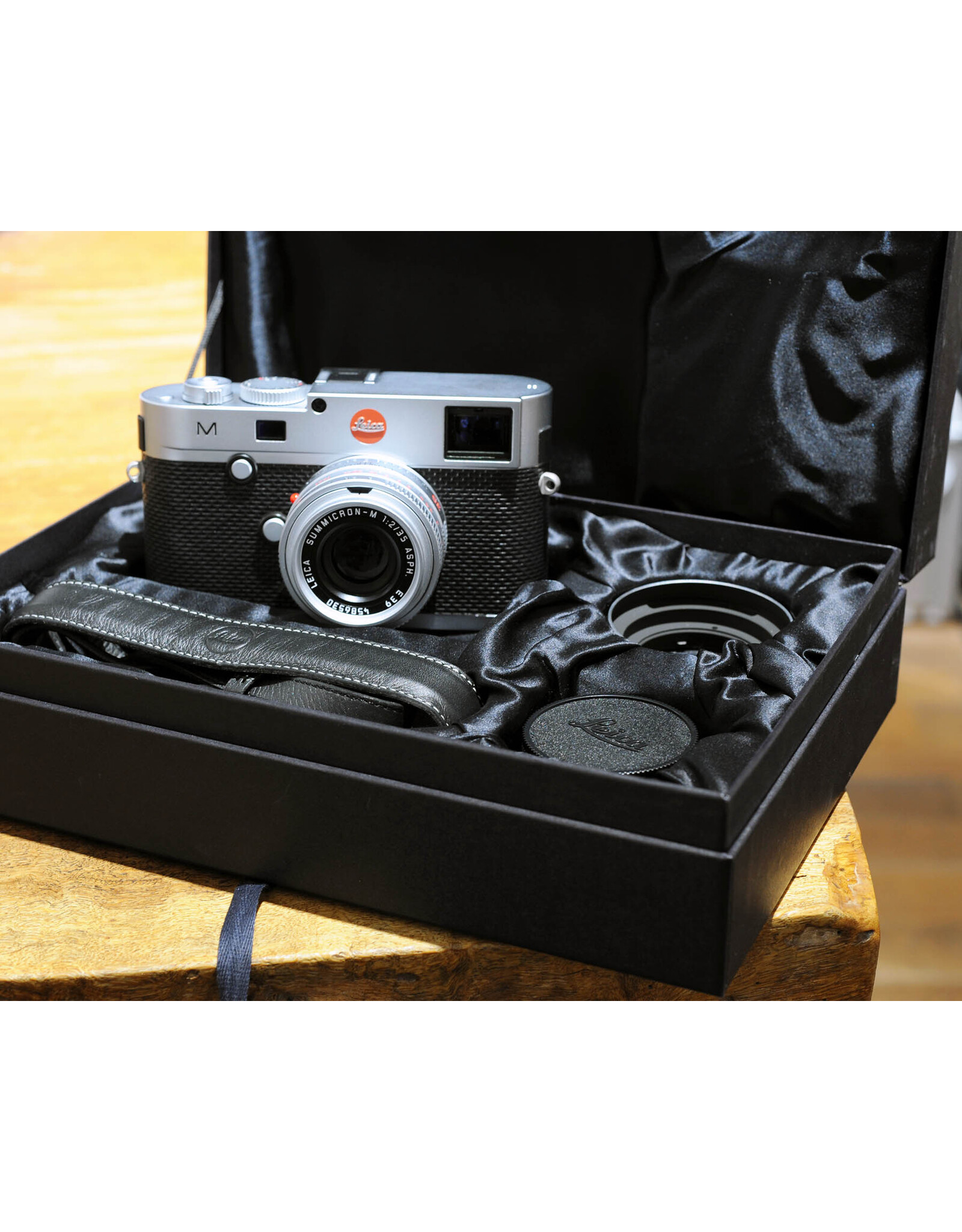 Leica Leica M Typ 240 with 35mm f2 Summmicron-M ASPH (Mr. Porter Limited Edition 10/10)     ALC170802
