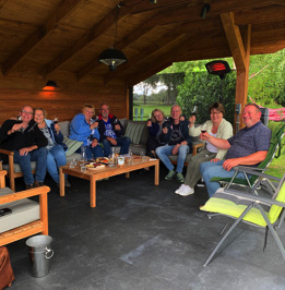 Wijnproeverij groep vrienden op locatie