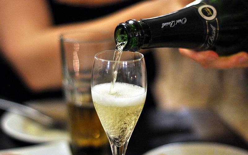 Spaanse mousserende passie die cava heet