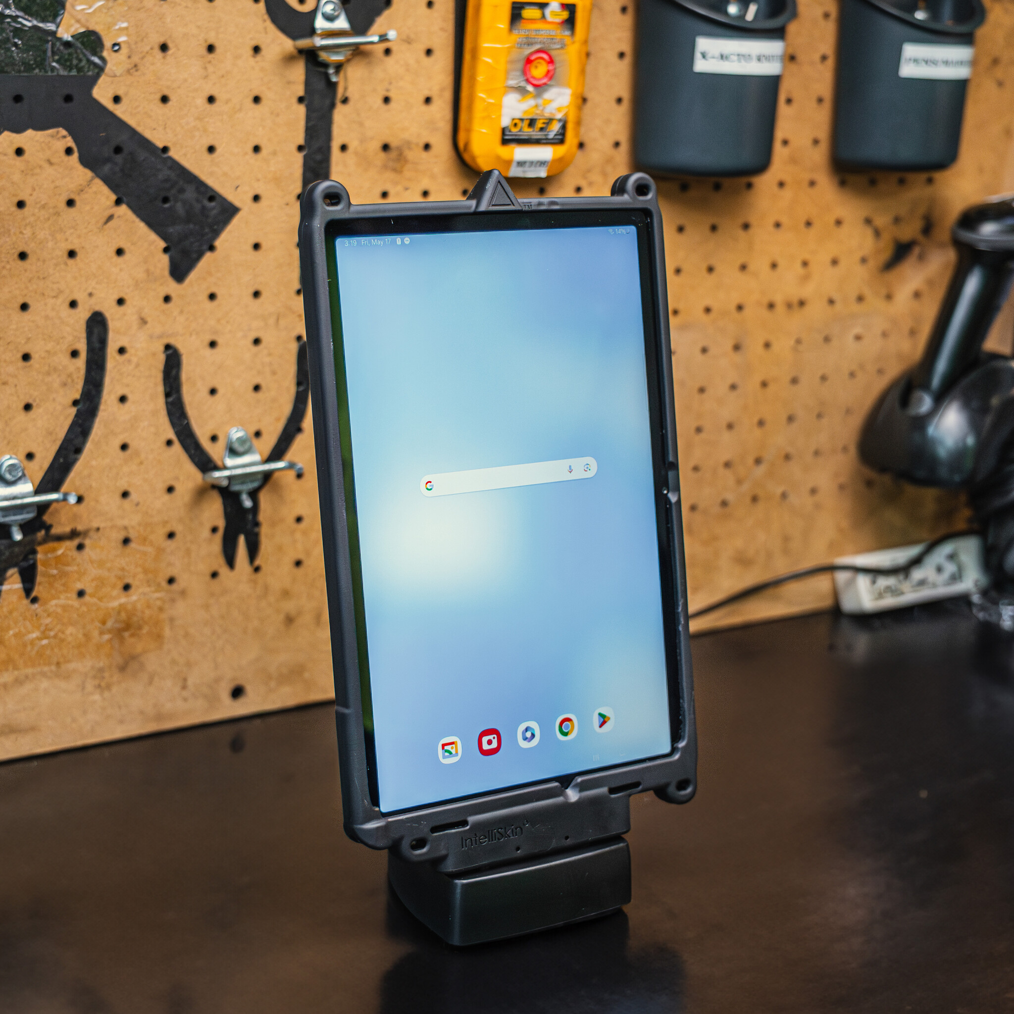 RAM MOUNT RAM-GDS-SKIN-SAM88-NG - Deze RAM Mounts GDS IntelliSkin Next Gen beschermhoes is ontworpen voor de Samsung Galaxy Tab A9+ en biedt betrouwbare bescherming gecombineerd met handige oplaadfunctionaliteit. De geïntegreerde GDS-connector bevindt zich in het b