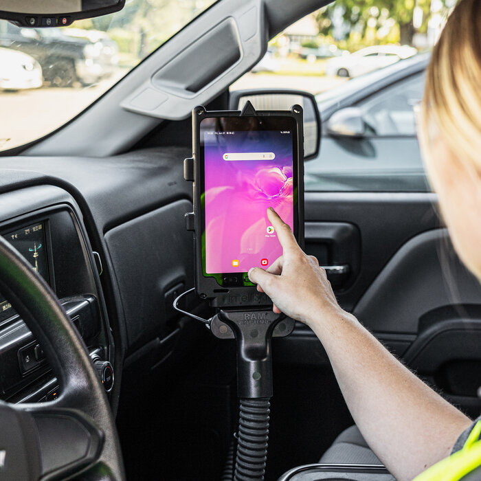 RAM-GDS-SKIN-SAM90-NG - Esta funda protectora RAM Mounts GDS IntelliSkin Next Gen está diseñada para la Samsung Galaxy Tab Active5 y ofrece protección fiable y una práctica función de carga. El conector GDS integrado se encuentra en el...