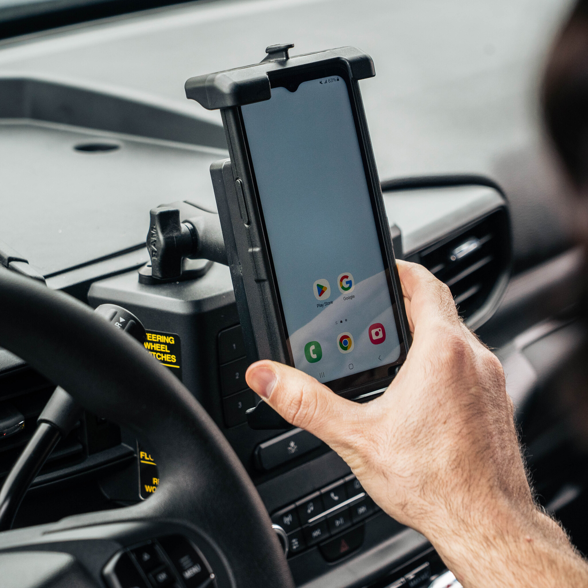 RAM MOUNT RAM-HOL-PD7BU Supporto RAM Mounts Quick-Grip Pro XL per smartphone - Larghezza fino a 88,9 mm - Compatibile con Mag-Safe - Con base diamantata (misura B - 1") - Set di viti