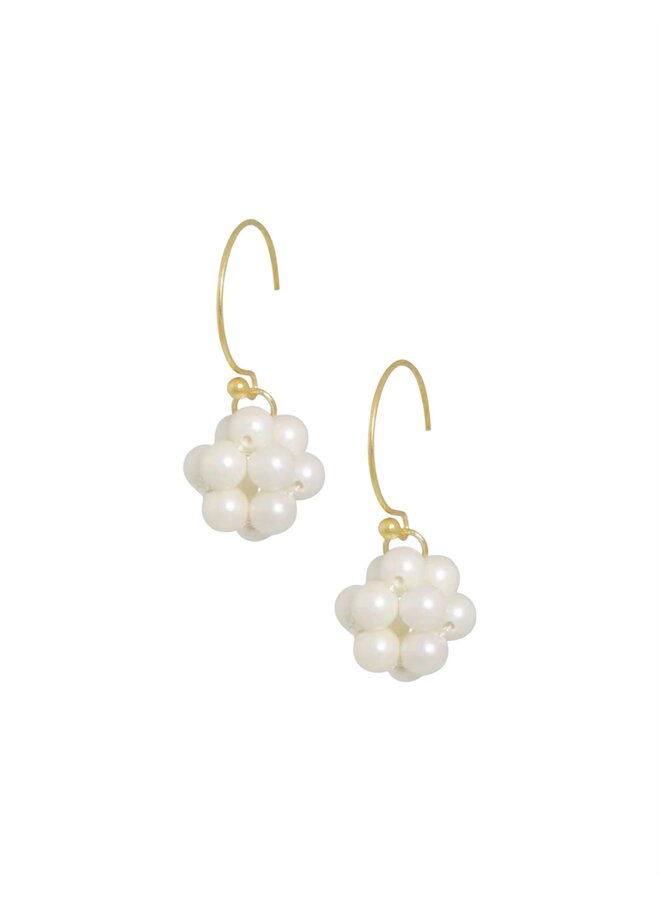 Oorbellen met balletjes van schelp (2cm) Ellen Beekmans