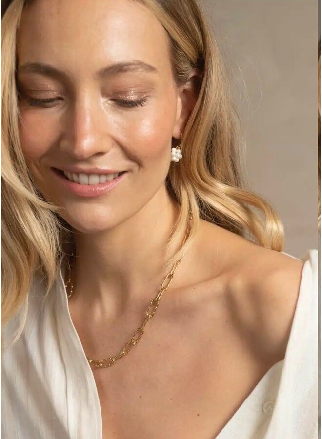 Oorbellen met balletjes van schelp (2cm) Ellen Beekmans