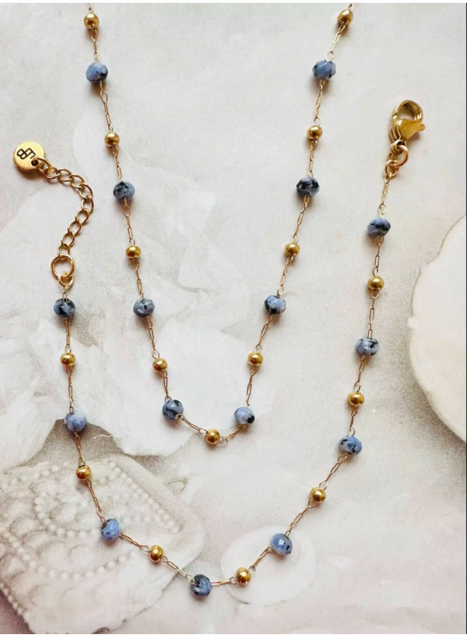 Fijn kort kettinkje met blauwe edelsteentjes Ellen Beekmans
