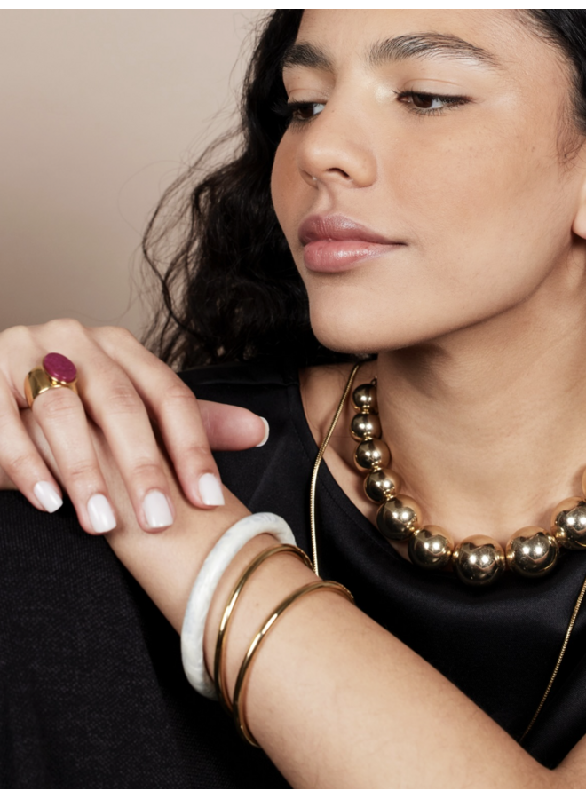 Ellen Beekmans Brede vergulde ring met cyclaam steen maat 18