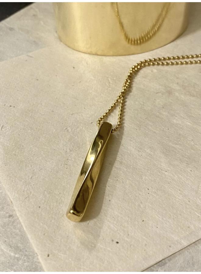 Ellen Beekmans Lange ketting met gedraaide hanger