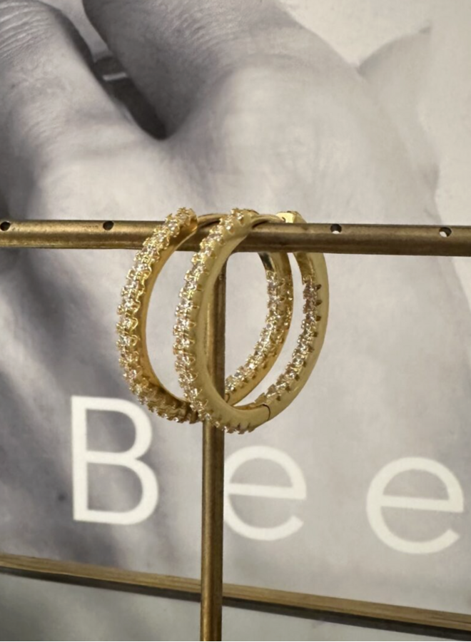 Ellen Beekmans Minimalistische oorringen met strass medium (2.8cm)