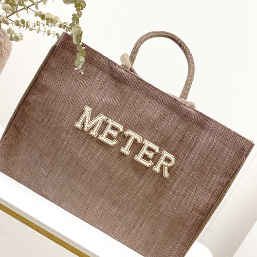 Bruine shopper met parelletters