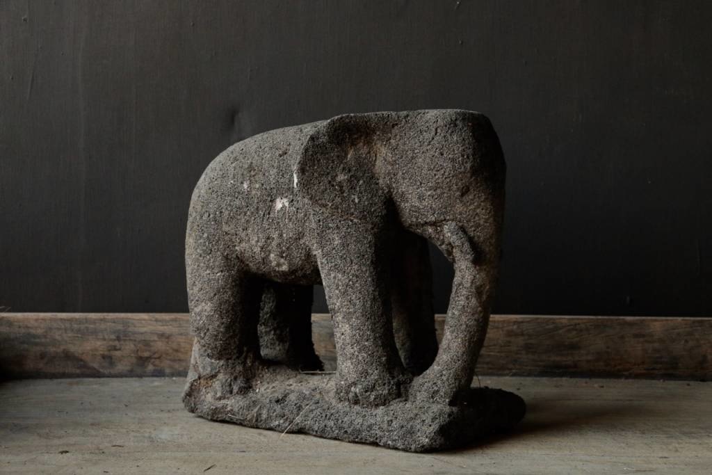 Schöner dunkelgrauer Sandstein Elefant-4