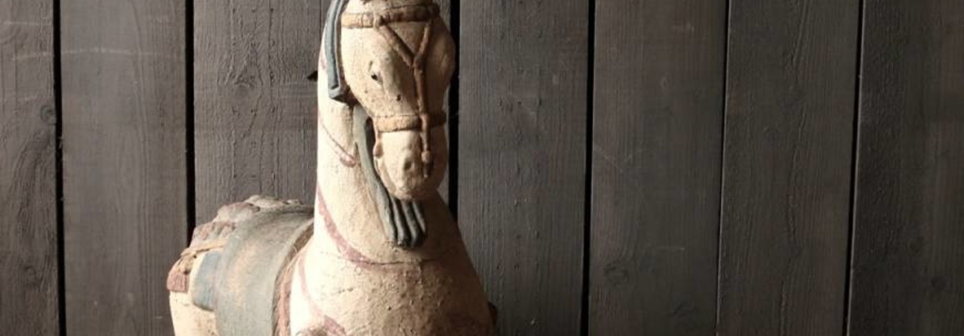 Groot houten paard in vergrijsde kleuren