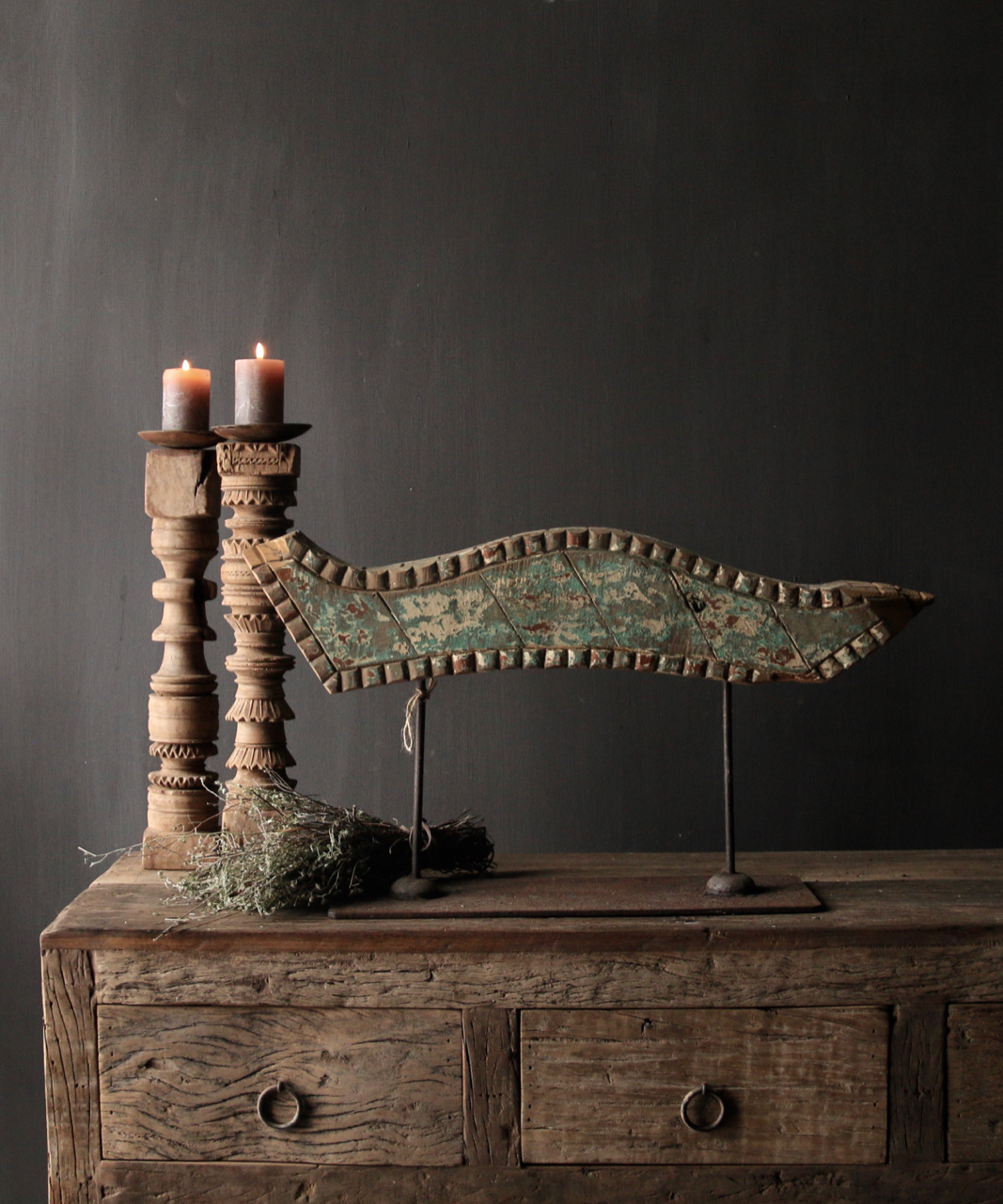 Alte hölzerne Verzierung auf Eisen stander - HerbersLifestyle