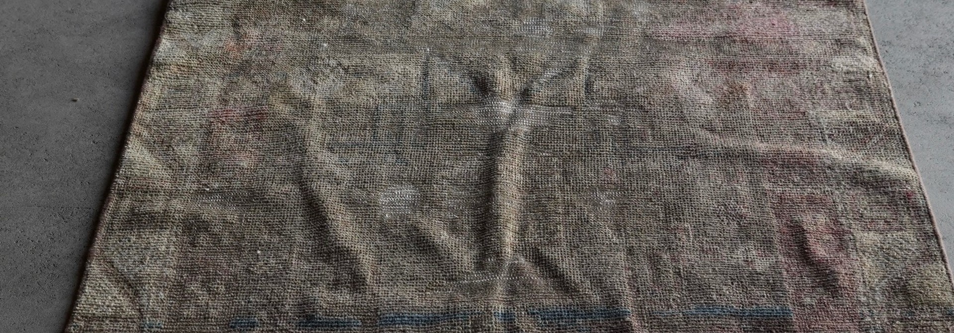 Teppiche für Boden und Tisch.