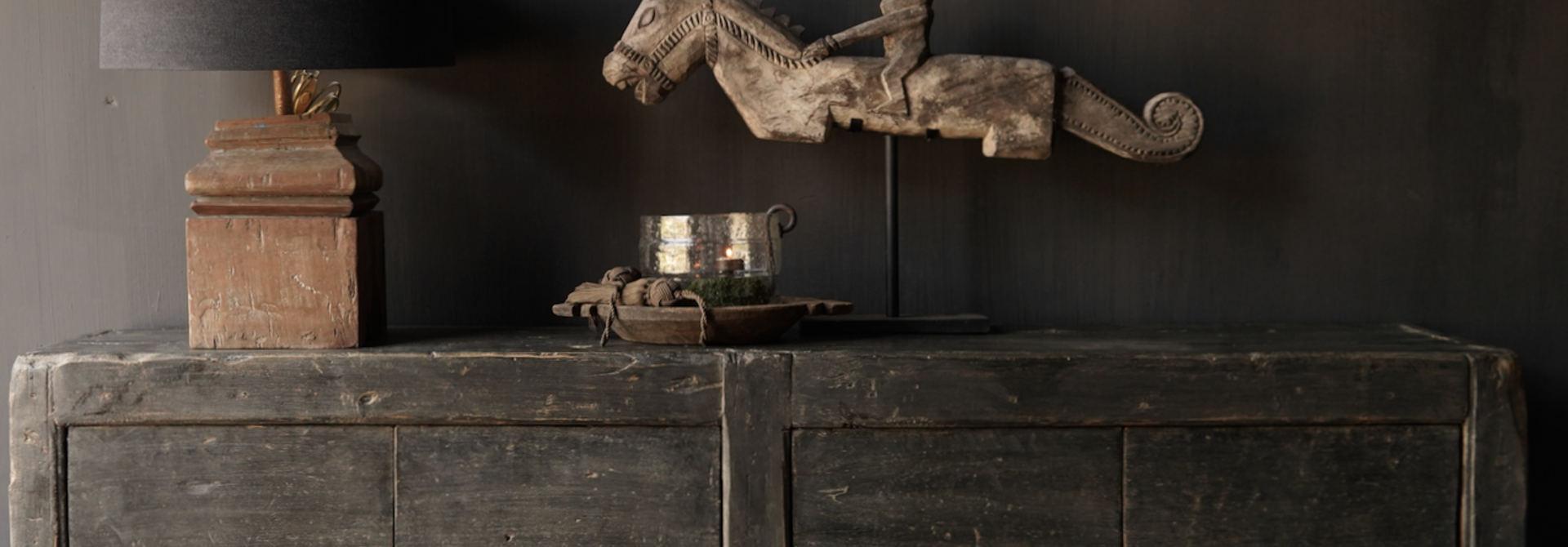Altes authentisches schwarz / braunes Sideboard mit vier Türen