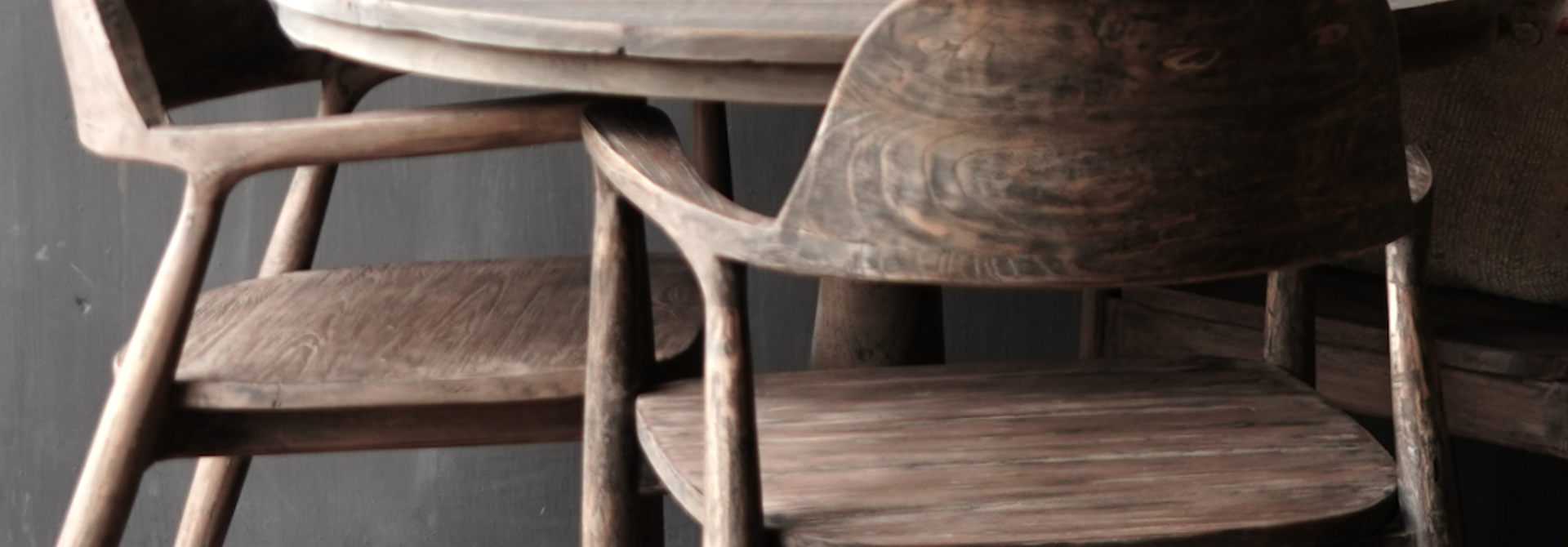 Vergrijsde oud Teak houten arm stoel