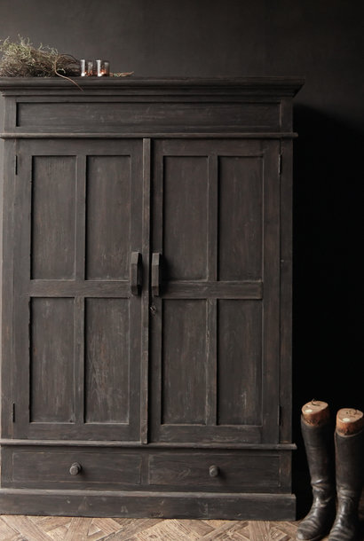 Schöner, stabiler, rustikaler alter Holzschrank