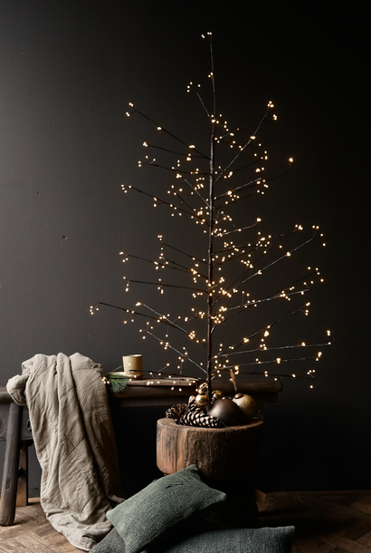 Schwarz/Braun mit Kupferdraht und Perlen, die den Weihnachtsbaum beleuchten