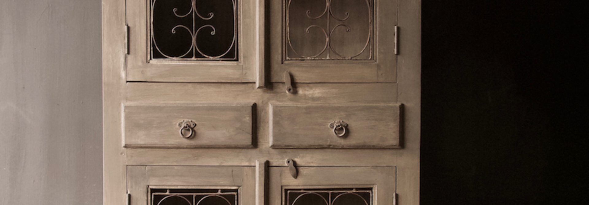 Einzigartiger schmaler hoher Old Indies viertüriger Schrank