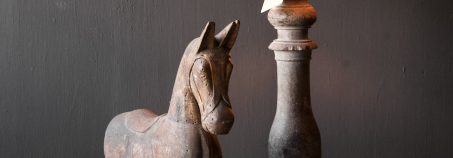 Authentiek uniek houten paardje op houten standaard