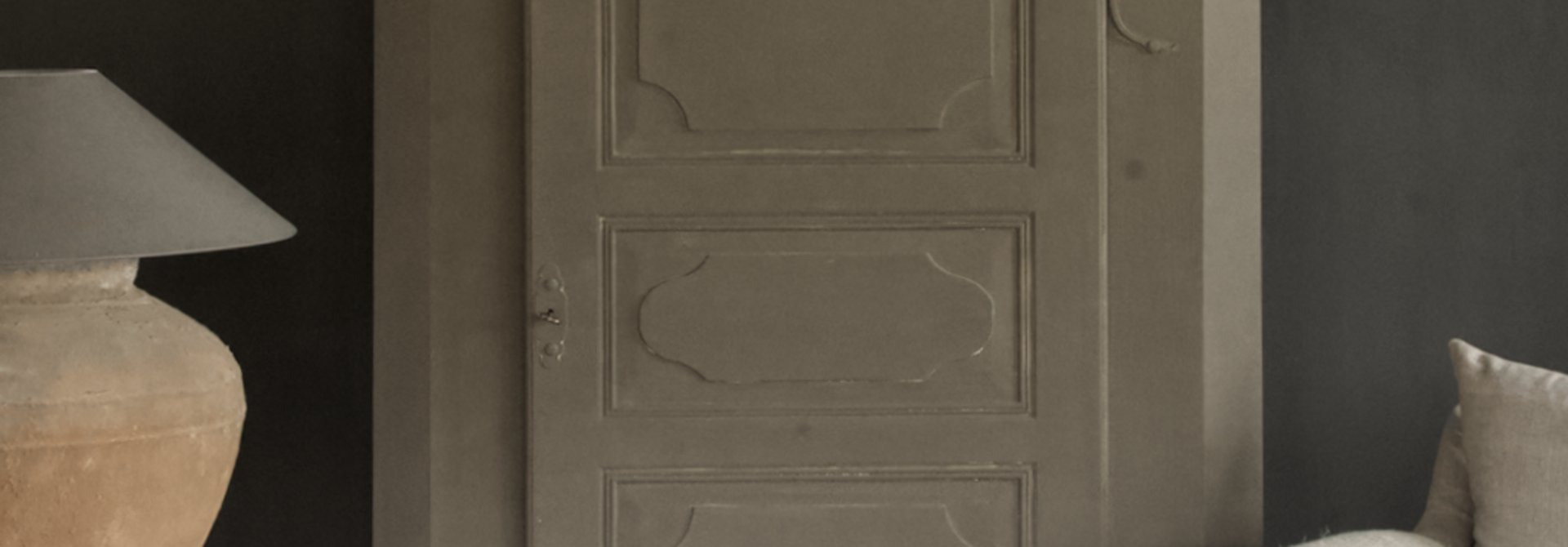 Unique One door cabinet in the color taupe