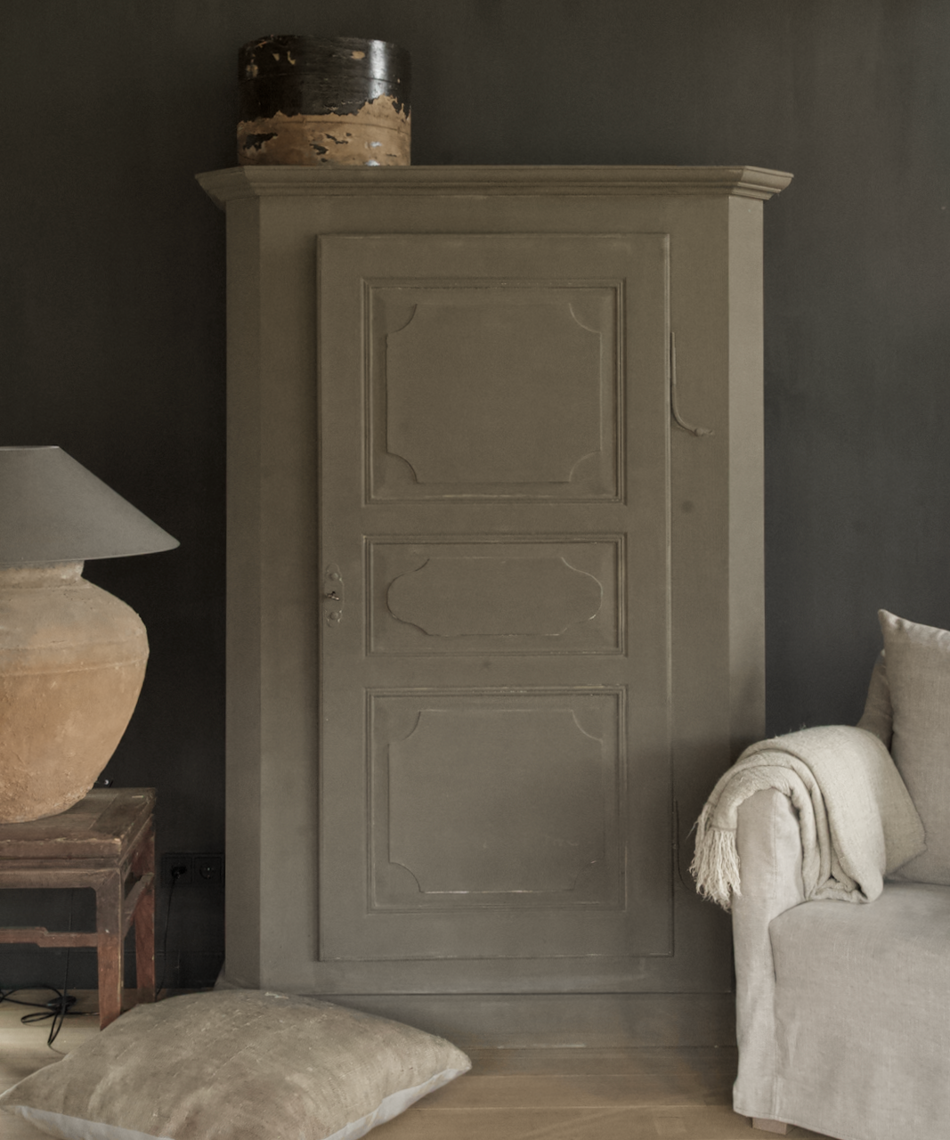 Unique One door cabinet in the color taupe-1