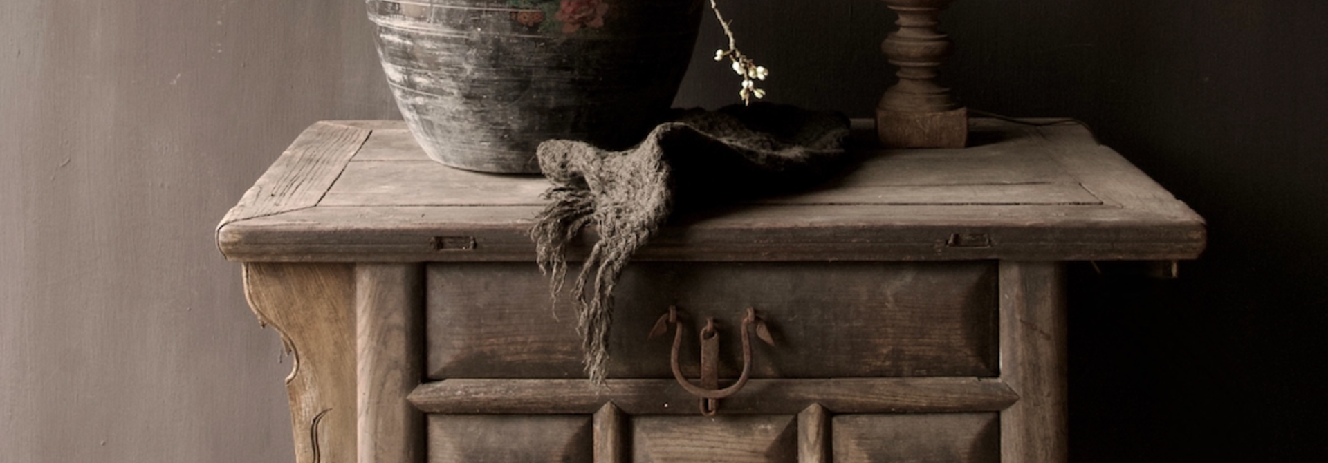 Oud Antiek Wabi Sabi Houten doorleefde Sidetable/Muurtafel