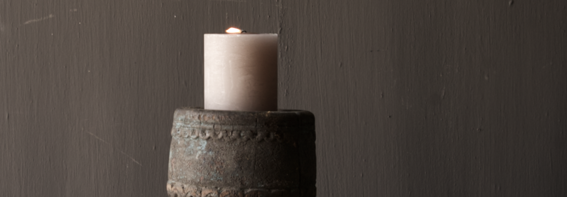 Stoer oud Houten kandelaar