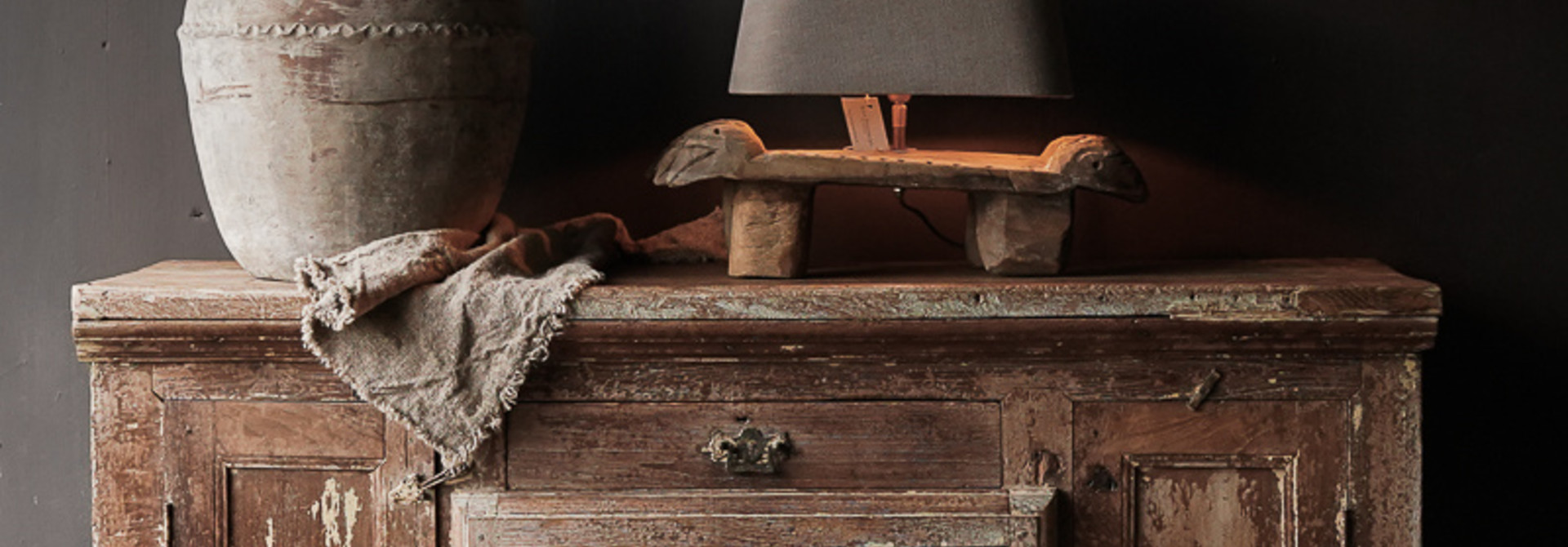 Wabi Sabi Einzigartiges indisches Sideboard, Schrank mit drei Türen und einer Schublade