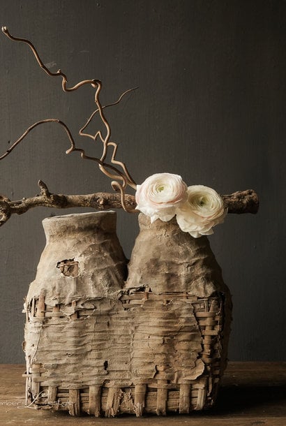 Doppelter antiker nepalesischer Tonkrug aus Weidengeflecht