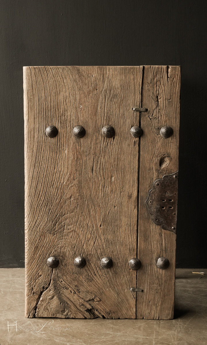 Oud houten Salontafeltje met ijzeren onderstel gemaakt van een oude Indische deur-3