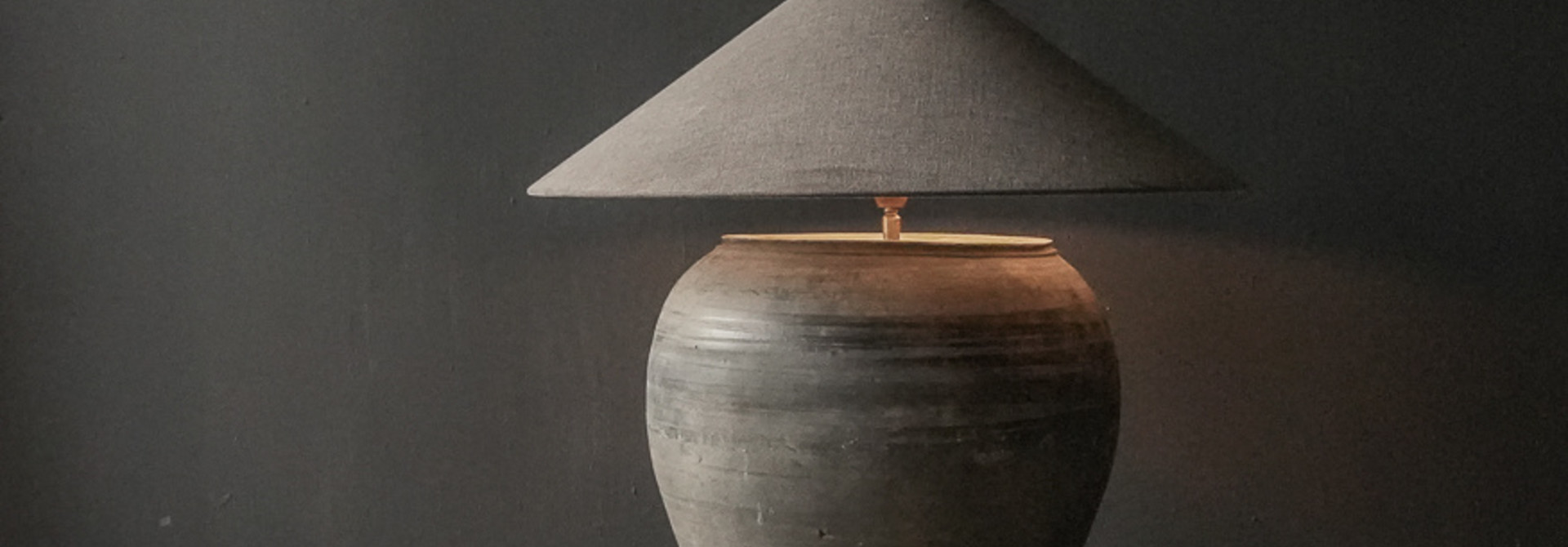 Kruiklamp van oude Authentieke grijze Waterpot