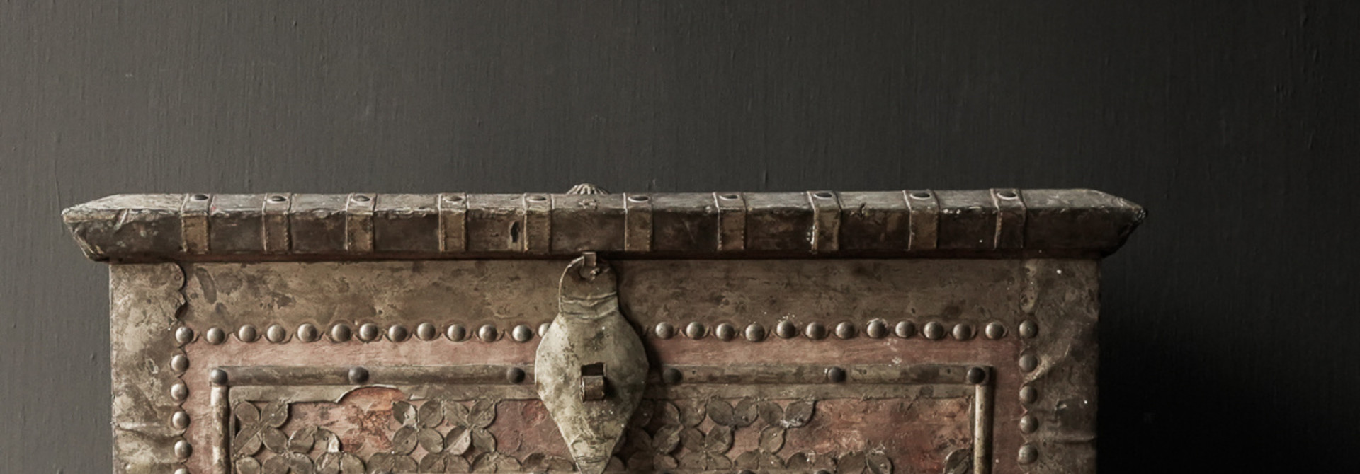 Uniek Oud Authentieke houten kistje met koperen beslag