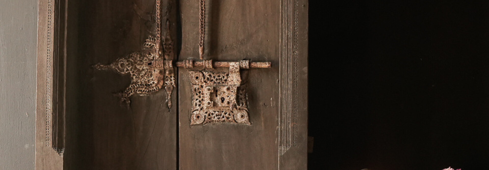 Prachtige Unieke Oude Antieke Nepalese houten Deur in kozijn