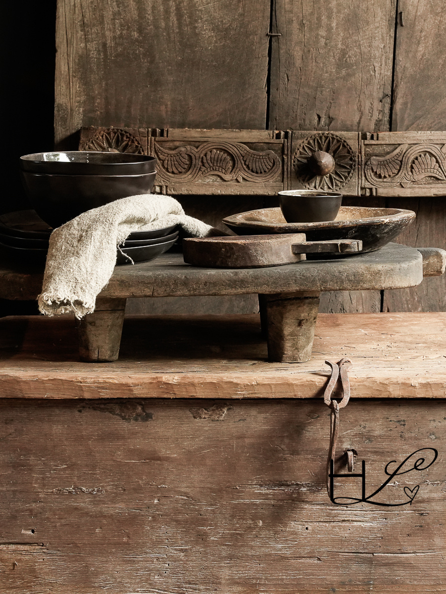 Alter nepalesischer Bajot-Plankentisch auf Beinen-1