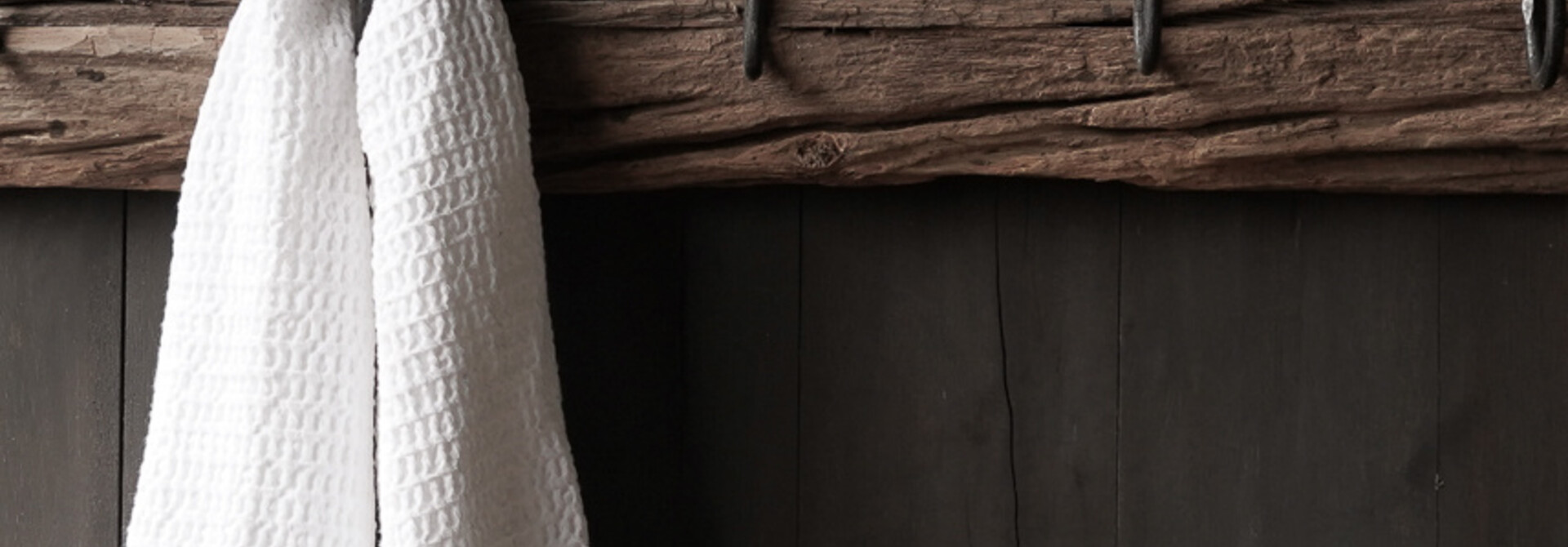 Coat rack of old railway wood with 5 iron hooks