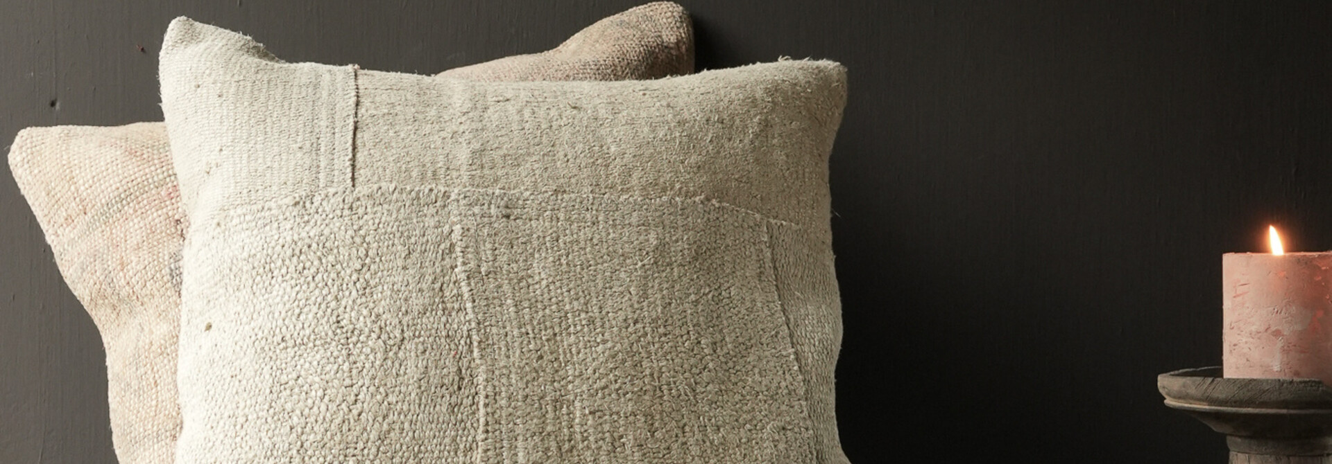 Prachtig pastel gekleurd Uniek kussen van oud karpet patchwork