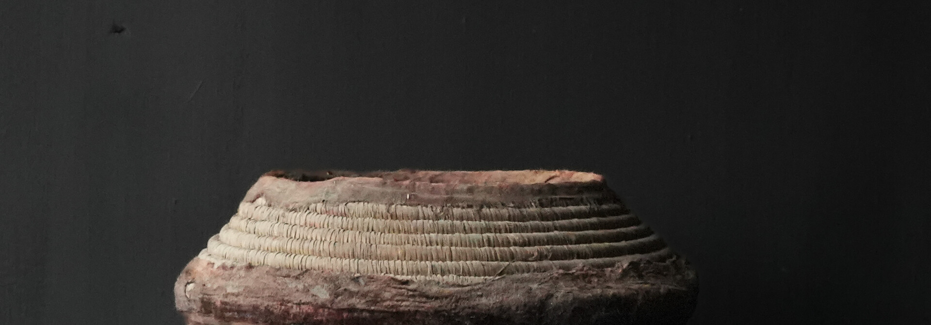 Einzigartiger antiker Wabi-Sabi-Korb
